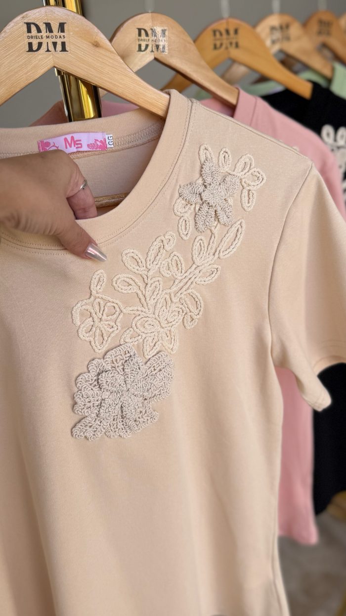 blusa mila bordada lateral c/crochê 2969 blusa mila bordada lateral c/crochê 2969