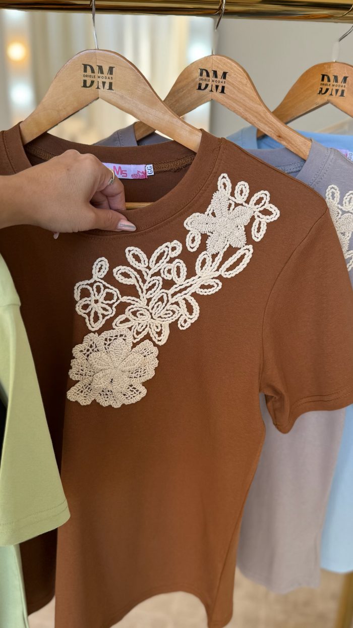 blusa mila bordada lateral c/crochê 2969 blusa mila bordada lateral c/crochê 2969